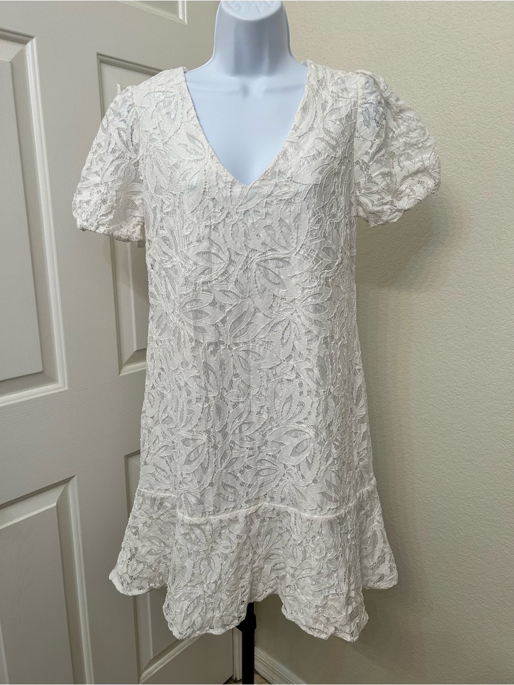 Kensie White Lace Knee length Shift Dress with Floral Lace Texture
